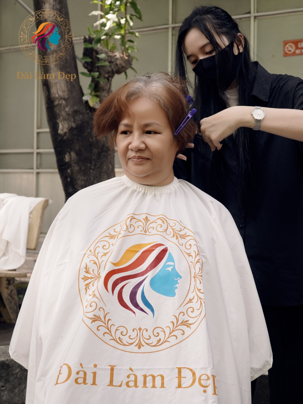 Ánh mắt nhẹ nhõm và nụ cười ấm áp của người nhà bệnh nhân khi được trải nghiệm dịch vụ cắt tóc tận tâm như ở salon Ánh mắt nhẹ nhõm và nụ cười ấm áp của người nhà bệnh nhân khi được trải nghiệm dịch vụ cắt tóc tận tâm như ở salon