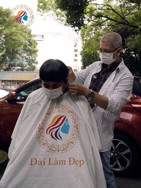 Ánh mắt nhẹ nhõm và nụ cười ấm áp của người nhà bệnh nhân khi được trải nghiệm dịch vụ cắt tóc tận tâm như ở salon Ánh mắt nhẹ nhõm và nụ cười ấm áp của người nhà bệnh nhân khi được trải nghiệm dịch vụ cắt tóc tận tâm như ở salon