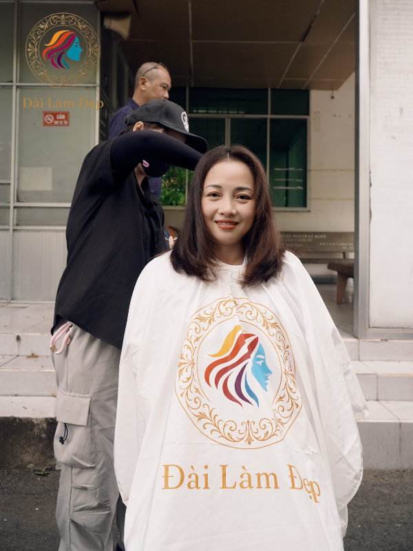 Ánh mắt nhẹ nhõm và nụ cười ấm áp của người nhà bệnh nhân khi được trải nghiệm dịch vụ cắt tóc tận tâm như ở salon Ánh mắt nhẹ nhõm và nụ cười ấm áp của người nhà bệnh nhân khi được trải nghiệm dịch vụ cắt tóc tận tâm như ở salon