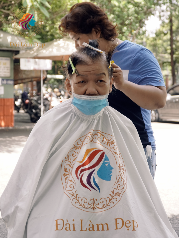 Ánh mắt nhẹ nhõm và nụ cười ấm áp của người nhà bệnh nhân khi được trải nghiệm dịch vụ cắt tóc tận tâm như ở salon Ánh mắt nhẹ nhõm và nụ cười ấm áp của người nhà bệnh nhân khi được trải nghiệm dịch vụ cắt tóc tận tâm như ở salon