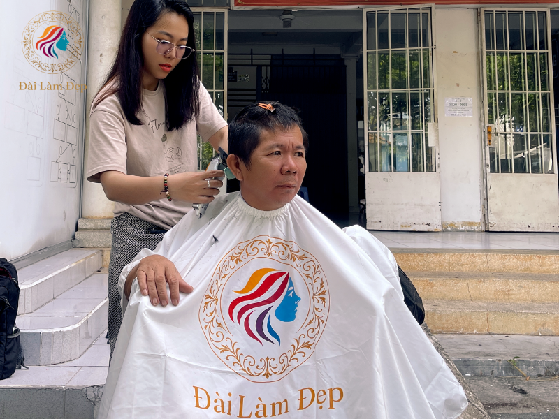 Ánh mắt nhẹ nhõm và nụ cười ấm áp của người nhà bệnh nhân khi được trải nghiệm dịch vụ cắt tóc tận tâm như ở salon Ánh mắt nhẹ nhõm và nụ cười ấm áp của người nhà bệnh nhân khi được trải nghiệm dịch vụ cắt tóc tận tâm như ở salon