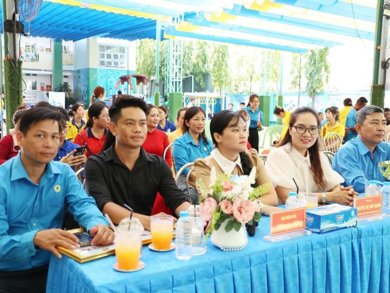 Ban cán sự của trường dự lễ trước khi chương trình diễn ra Ban cán sự của trường dự lễ trước khi chương trình diễn ra