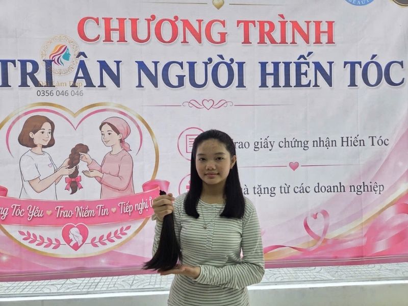 Bàn tay nâng niu lọn tóc vừa cắt rời, ánh mắt vui vẻ vì biết phần tóc của mình sẽ mang lại sự tự tin cho một người khác Bàn tay nâng niu lọn tóc vừa cắt rời, ánh mắt vui vẻ vì biết phần tóc của mình sẽ mang lại sự tự tin cho một người khác