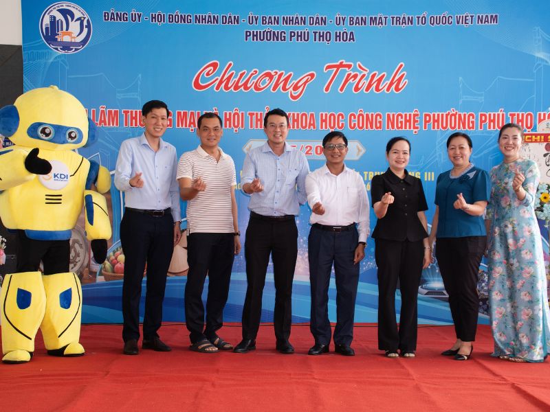 Ban tổ chức chụp ảnh lưu niệm và cảm ơn chương trình đã thành công tốt đẹp Ban tổ chức chụp ảnh lưu niệm và cảm ơn chương trình đã thành công tốt đẹp