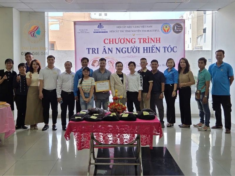 Trao giấy chứng nhận hiến tóc và một phần quà đặc biệt tri ân người hiến Trao giấy chứng nhận hiến tóc và một phần quà đặc biệt tri ân người hiến