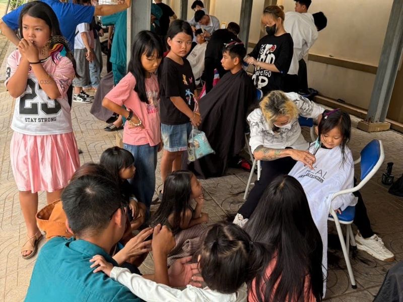 Cảnh nhộn nhịp chờ đến lượt mình nhận quà và cắt tóc miễn phí của các bạn xã xuân sơn Cảnh nhộn nhịp chờ đến lượt mình nhận quà và cắt tóc miễn phí của các bạn xã xuân sơn