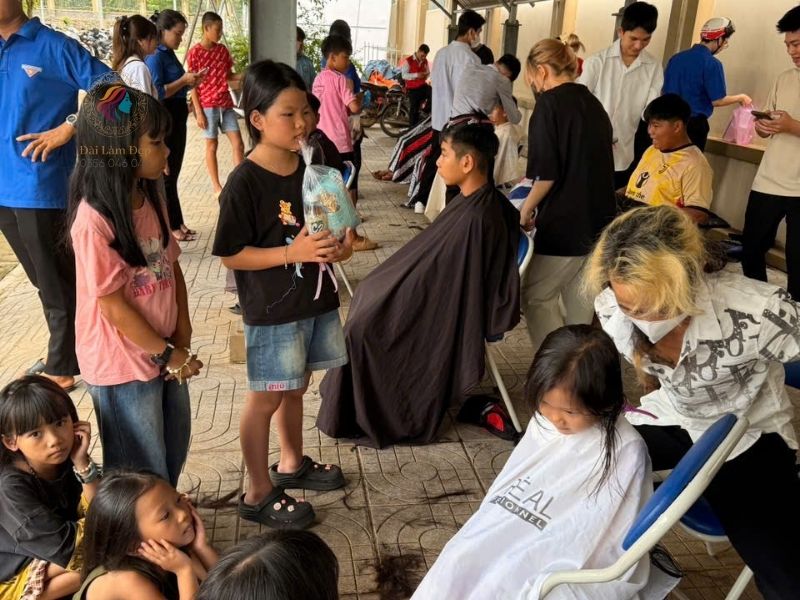 Cảnh nhộn nhịp chờ đến lượt mình nhận quà và cắt tóc miễn phí của các bạn xã xuân sơn Cảnh nhộn nhịp chờ đến lượt mình nhận quà và cắt tóc miễn phí của các bạn xã xuân sơn