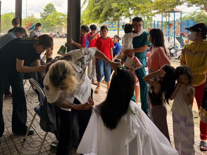 Cảnh nhộn nhịp chờ đến lượt mình nhận quà và cắt tóc miễn phí của các bạn xã xuân sơn