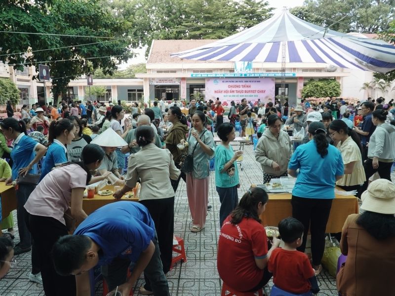 Khung cảnh nhộn nhịp tại sân trường tiểu học Trường Thạnh khi người dân nô nức tham gia thưởng thức ẩm thực chay gây quỹ từ thiện Khung cảnh nhộn nhịp tại sân trường tiểu học Trường Thạnh khi người dân nô nức tham gia thưởng thức ẩm thực chay gây quỹ từ thiện