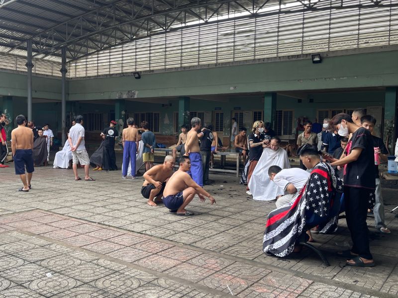 Khung cảnh sân bệnh viện tâm thần Bà Rịa Vũng Tàu nhộn nhịp lạ thường khi đội ngũ thợ tóc chuyên nghiệp đổ bộ với đồ nghề tươm tất