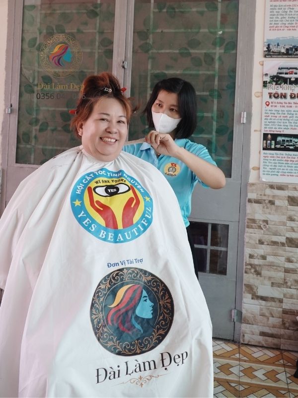 Chuyên gia từ Đài làm đẹp tập trung cao độ, dùng kỹ thuật chuẩn salon để tỉa tót cẩn thận mái tóc cho người dân tham quan Chuyên gia từ Đài làm đẹp tập trung cao độ, dùng kỹ thuật chuẩn salon để tỉa tót cẩn thận mái tóc cho người dân tham quan