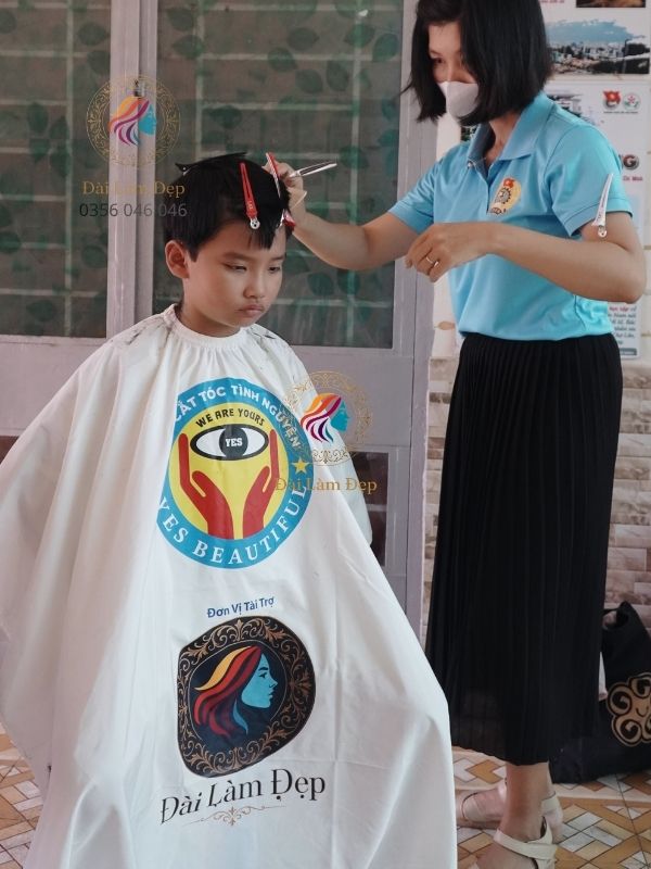 Chuyên gia từ Đài làm đẹp tập trung cao độ, dùng kỹ thuật chuẩn salon để tỉa tót cẩn thận mái tóc cho người dân tham quan Chuyên gia từ Đài làm đẹp tập trung cao độ, dùng kỹ thuật chuẩn salon để tỉa tót cẩn thận mái tóc cho người dân tham quan