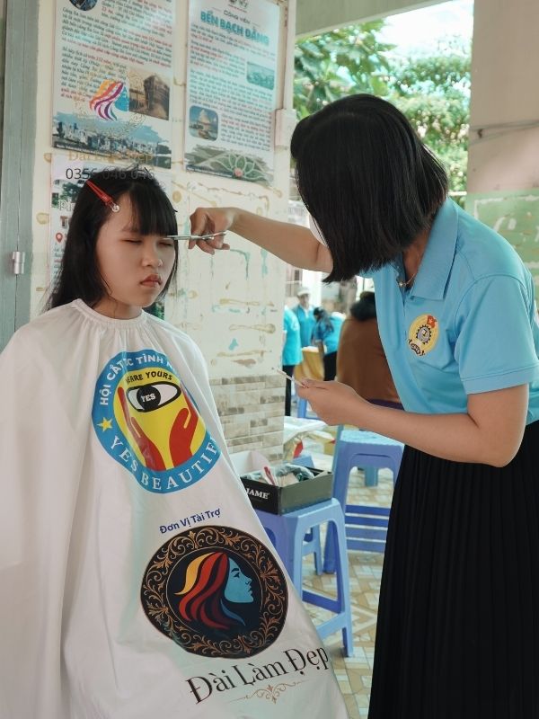 Chuyên gia từ Đài làm đẹp tập trung cao độ, dùng kỹ thuật chuẩn salon để tỉa tót cẩn thận mái tóc cho người dân tham quan Chuyên gia từ Đài làm đẹp tập trung cao độ, dùng kỹ thuật chuẩn salon để tỉa tót cẩn thận mái tóc cho người dân tham quan