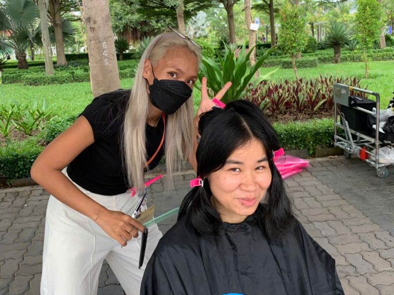 Đài làm đẹp ghi lại quy trình cắt tóc tình nguyện chuyên nghiệp , vui vẻ và những giọt mồ hôi của người thợ Đài làm đẹp ghi lại quy trình cắt tóc tình nguyện chuyên nghiệp , vui vẻ và những giọt mồ hôi của người thợ