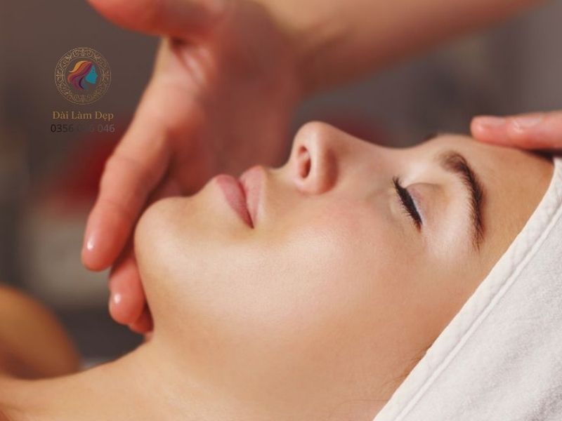 Đánh thức sinh khí làn da thông qua quy trình massage mặt khi gội đầu Đánh thức sinh khí làn da thông qua quy trình massage mặt khi gội đầu