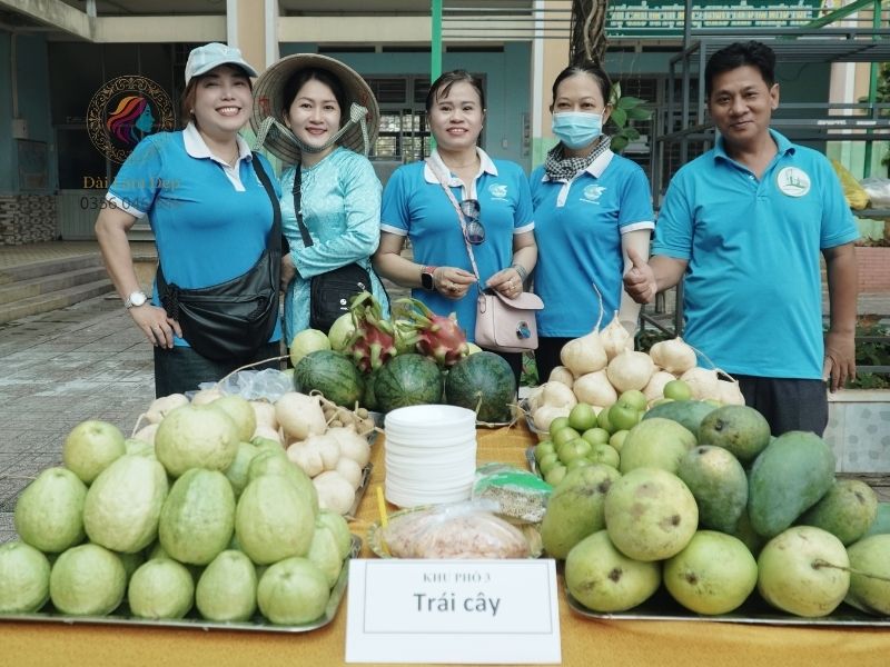 Dù thấm mệt vì thời tiết nóng bức, nụ cười vẫn luôn nở trên môi những tình nguyện viên tham gia Dù thấm mệt vì thời tiết nóng bức, nụ cười vẫn luôn nở trên môi những tình nguyện viên tham gia