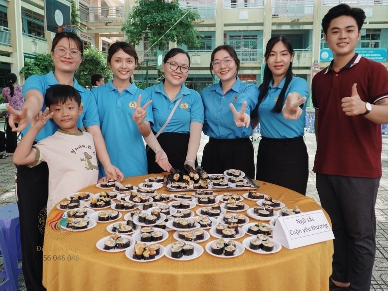 Dù thấm mệt vì thời tiết nóng bức, nụ cười vẫn luôn nở trên môi những tình nguyện viên tham gia Dù thấm mệt vì thời tiết nóng bức, nụ cười vẫn luôn nở trên môi những tình nguyện viên tham gia