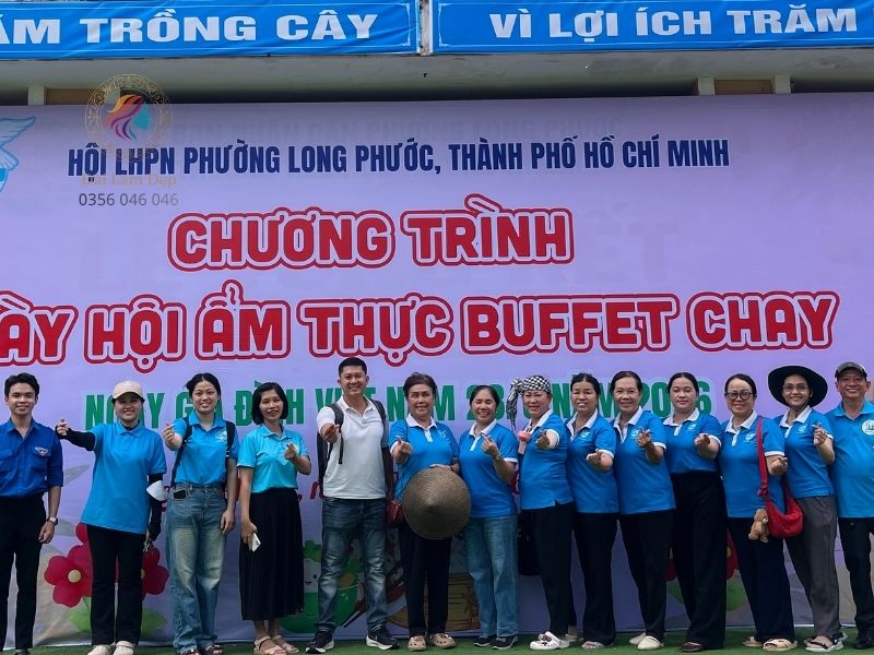Dù thấm mệt vì thời tiết nóng bức, nụ cười vẫn luôn nở trên môi những tình nguyện viên tham gia Dù thấm mệt vì thời tiết nóng bức, nụ cười vẫn luôn nở trên môi những tình nguyện viên tham gia