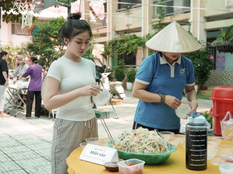Dù thấm mệt vì thời tiết nóng bức, nụ cười vẫn luôn nở trên môi những tình nguyện viên tham gia Dù thấm mệt vì thời tiết nóng bức, nụ cười vẫn luôn nở trên môi những tình nguyện viên tham gia