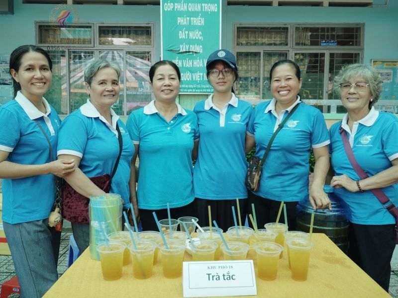 Dù thấm mệt vì thời tiết nóng bức, nụ cười vẫn luôn nở trên môi những tình nguyện viên tham gia Dù thấm mệt vì thời tiết nóng bức, nụ cười vẫn luôn nở trên môi những tình nguyện viên tham gia