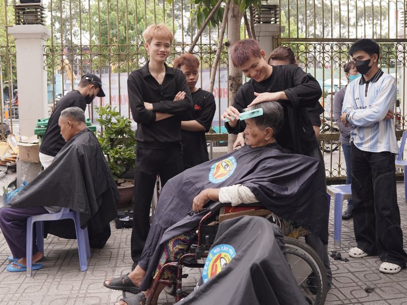 Giọt mồ hôi lăn dài trên trán người thợ cắt tóc, cũng không thể cản nổi niềm vui y nghĩa khi tham gia hoạt động này Giọt mồ hôi lăn dài trên trán người thợ cắt tóc, cũng không thể cản nổi niềm vui y nghĩa khi tham gia hoạt động này
