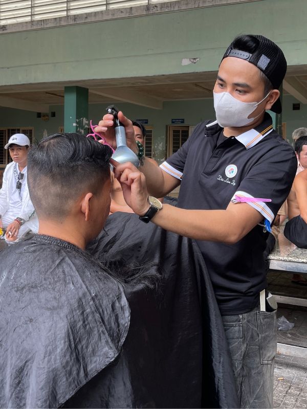 Giọt mồ hôi lăn dài trên trán thợ cắt tóc của salon Khánh A khi kiên nhẫn dỗ dành một bệnh nhân đang kích động Giọt mồ hôi lăn dài trên trán thợ cắt tóc của salon Khánh A khi kiên nhẫn dỗ dành một bệnh nhân đang kích động
