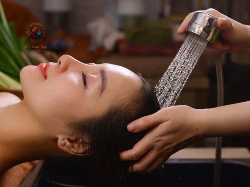Gội đầu trị liệu vai gáy bằng nước ấm thúc đẩy mao mạch giãn nở tối đa Gội đầu trị liệu vai gáy bằng nước ấm thúc đẩy mao mạch giãn nở tối đa