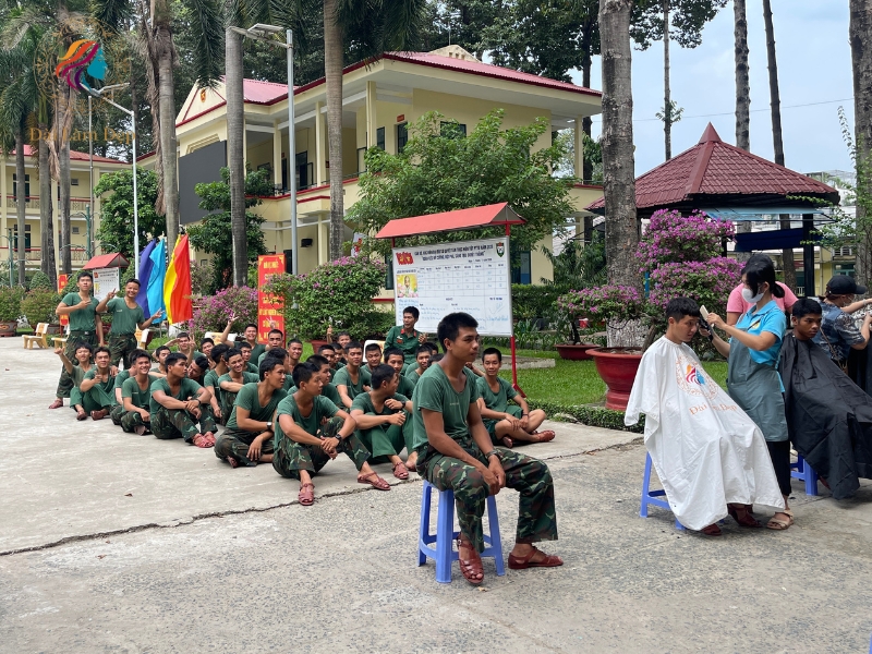 Gương mặt rạng rỡ, phấn khởi của các chiến sĩ Trường Quân sự Quân khu 7 khi sắp được hoàn thiện mái tóc chuẩn điều lệnh Gương mặt rạng rỡ, phấn khởi của các chiến sĩ Trường Quân sự Quân khu 7 khi sắp được hoàn thiện mái tóc chuẩn điều lệnh