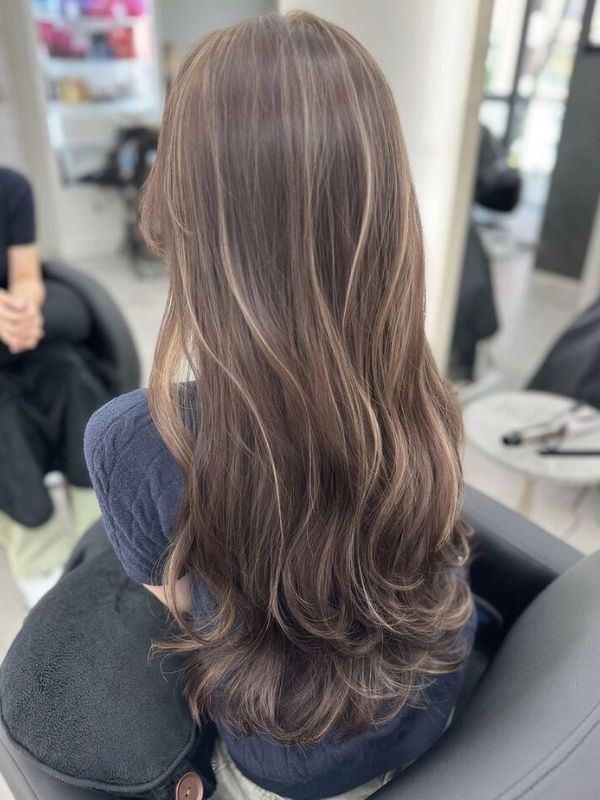 Nhuộm tóc highlight nâu đồng sang trọng bừng sáng diện mạo tại Đài Làm Đẹp Nhuộm tóc highlight nâu đồng sang trọng bừng sáng diện mạo tại Đài Làm Đẹp