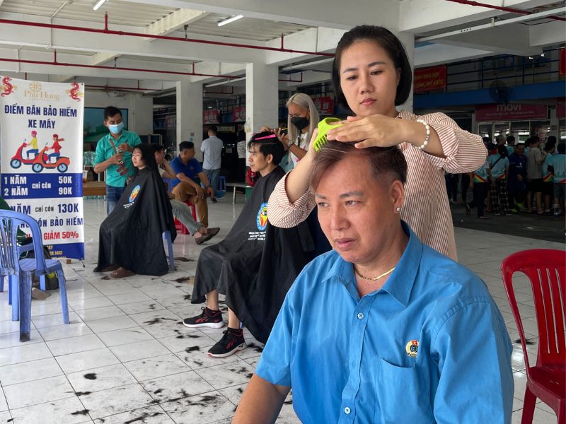 Hình ảnh chân thực người đồng nghiệp từ gian hàng bên cạnh sang tận nơi xoa bóp vai gáy cho thợ cắt tóc Hình ảnh chân thực người đồng nghiệp từ gian hàng bên cạnh sang tận nơi xoa bóp vai gáy cho thợ cắt tóc