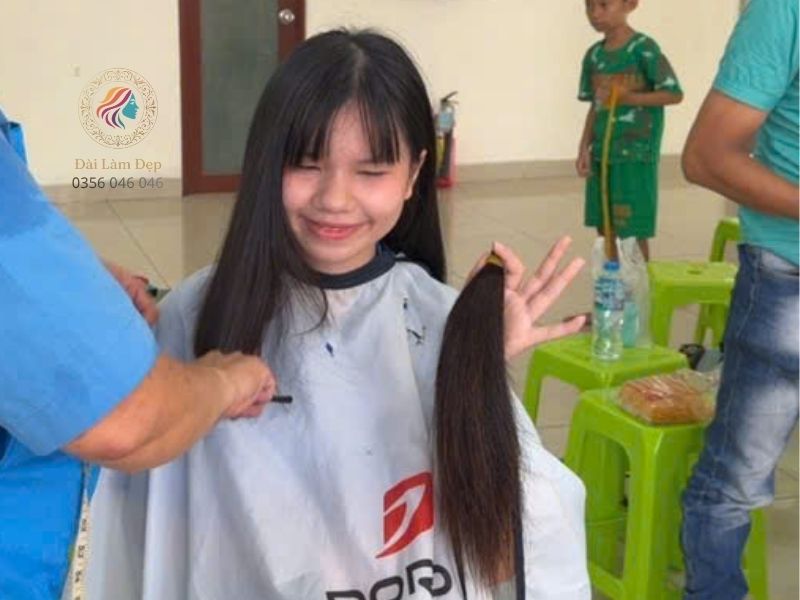 Khoảnh khắc vui vẻ của bé gái mỉm cười khi thợ buộc thun để cắt đi lọn tóc dài mà bé đã chăm sóc suốt 3 năm Khoảnh khắc vui vẻ của bé gái mỉm cười khi thợ buộc thun để cắt đi lọn tóc dài mà bé đã chăm sóc suốt 3 năm