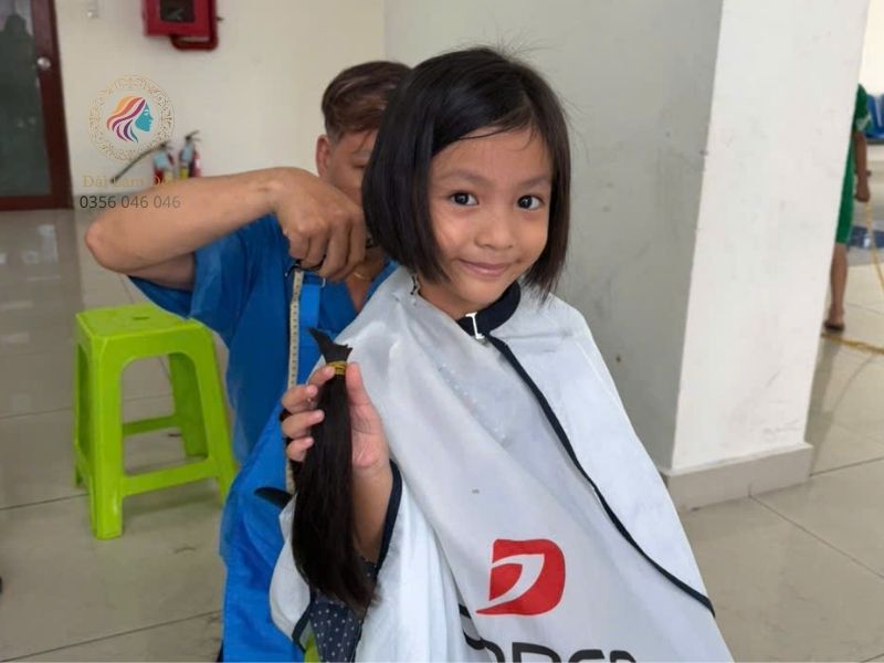 Khoảnh khắc vui vẻ của bé gái mỉm cười khi thợ buộc thun để cắt đi lọn tóc dài mà bé đã chăm sóc suốt 3 năm Khoảnh khắc vui vẻ của bé gái mỉm cười khi thợ buộc thun để cắt đi lọn tóc dài mà bé đã chăm sóc suốt 3 năm