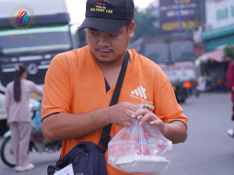 Nụ cười rạng rỡ của người lao động khi nhận được suất cơm ấm áp ngay bên đường Bàu Bàng Nụ cười rạng rỡ của người lao động khi nhận được suất cơm ấm áp ngay bên đường Bàu Bàng