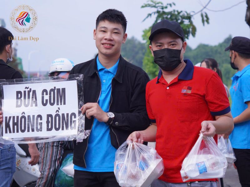 Những phần ăn đã được chuẩn bị và đóng gói tươm tất, sẵn sàng cho chuyến hành trình trao gửi yêu thương đến bà con lao động Những phần ăn đã được chuẩn bị và đóng gói tươm tất, sẵn sàng cho chuyến hành trình trao gửi yêu thương đến bà con lao động