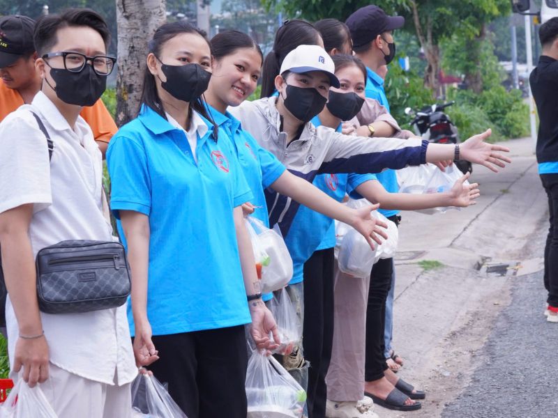 Những phần ăn đã được chuẩn bị và đóng gói tươm tất, sẵn sàng cho chuyến hành trình trao gửi yêu thương đến bà con lao động Những phần ăn đã được chuẩn bị và đóng gói tươm tất, sẵn sàng cho chuyến hành trình trao gửi yêu thương đến bà con lao động