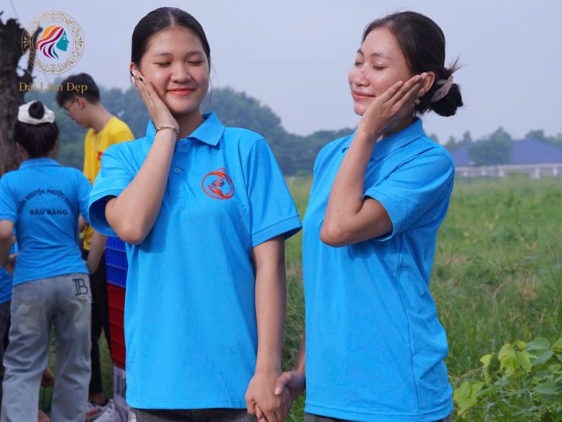 Các thành viên tình nguyện tất bật trao từng suất ăn tận tay bà con với thái độ niềm nở, kính trọng và chân thành Các thành viên tình nguyện tất bật trao từng suất ăn tận tay bà con với thái độ niềm nở, kính trọng và chân thành