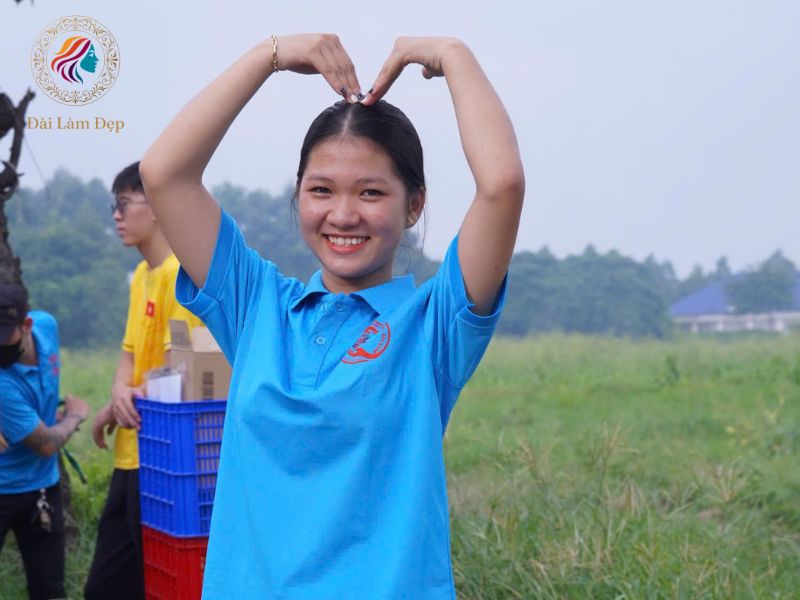 Các thành viên tình nguyện tất bật trao từng suất ăn tận tay bà con với thái độ niềm nở, kính trọng và chân thành Các thành viên tình nguyện tất bật trao từng suất ăn tận tay bà con với thái độ niềm nở, kính trọng và chân thành