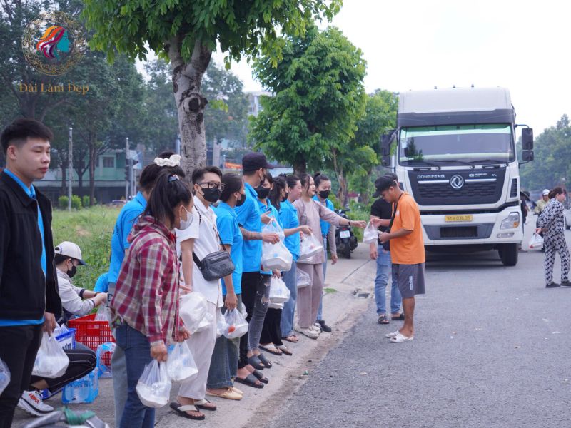 Những phần ăn đã được chuẩn bị và đóng gói tươm tất, sẵn sàng cho chuyến hành trình trao gửi yêu thương đến bà con lao động Những phần ăn đã được chuẩn bị và đóng gói tươm tất, sẵn sàng cho chuyến hành trình trao gửi yêu thương đến bà con lao động