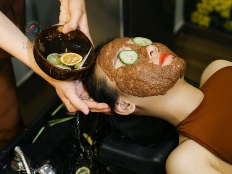 Khách hàng thư giãn với nước thảo mộc ở spa gội đầu dưỡng sinh gần nhất Khách hàng thư giãn với nước thảo mộc ở spa gội đầu dưỡng sinh gần nhất