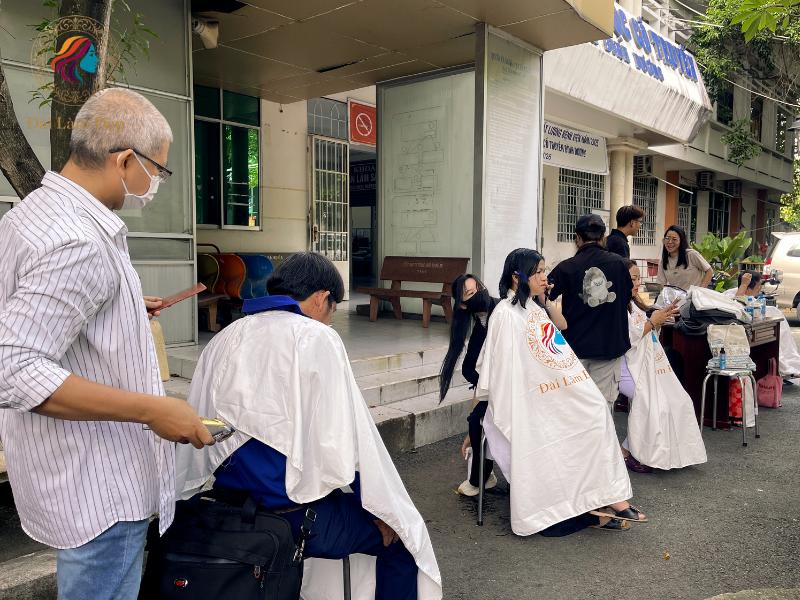 Không gian dã chiến trước sân bệnh viện được xếp ghế gọn gàng, người thợ của Salon Đài Làm Đẹp cẩn trọng từng thao tác Không gian dã chiến trước sân bệnh viện được xếp ghế gọn gàng, người thợ của Salon Đài Làm Đẹp cẩn trọng từng thao tác