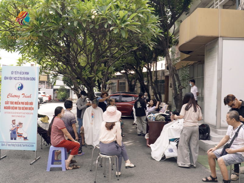 Không gian dã chiến trước sân bệnh viện được xếp ghế gọn gàng, người thợ của Salon Đài Làm Đẹp cẩn trọng từng thao tác Không gian dã chiến trước sân bệnh viện được xếp ghế gọn gàng, người thợ của Salon Đài Làm Đẹp cẩn trọng từng thao tác