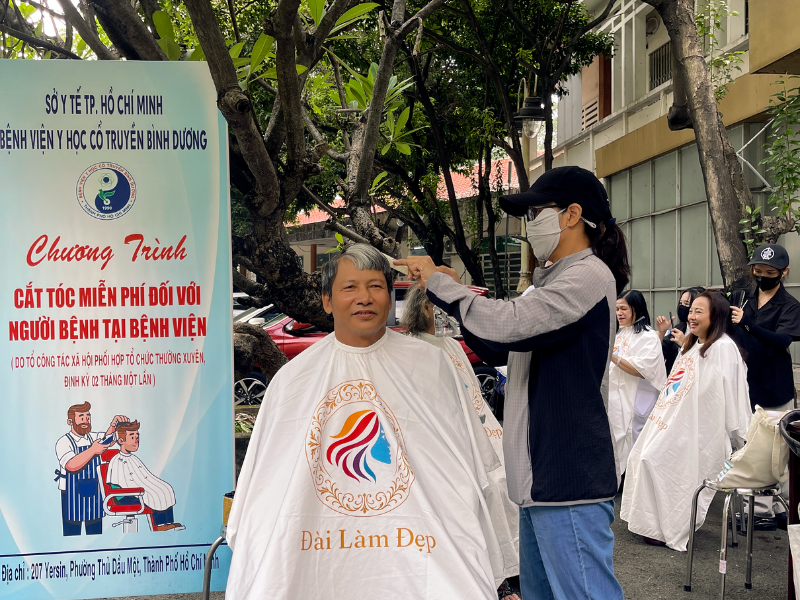 Không gian dã chiến trước sân bệnh viện được xếp ghế gọn gàng, người thợ của Salon Đài Làm Đẹp cẩn trọng từng thao tác Không gian dã chiến trước sân bệnh viện được xếp ghế gọn gàng, người thợ của Salon Đài Làm Đẹp cẩn trọng từng thao tác