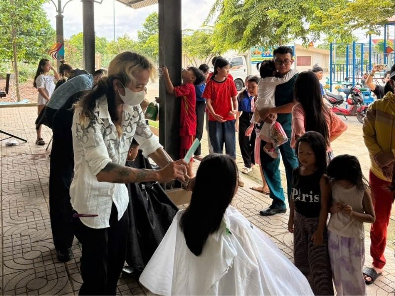 Cảnh nhộn nhịp chờ đến lượt mình nhận quà và cắt tóc miễn phí của các bạn xã xuân sơn Cảnh nhộn nhịp chờ đến lượt mình nhận quà và cắt tóc miễn phí của các bạn xã xuân sơn