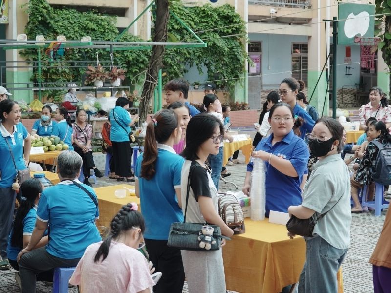 Khung cảnh nhộn nhịp tại sân trường tiểu học Trường Thạnh khi người dân nô nức tham gia thưởng thức ẩm thực chay gây quỹ từ thiện Khung cảnh nhộn nhịp tại sân trường tiểu học Trường Thạnh khi người dân nô nức tham gia thưởng thức ẩm thực chay gây quỹ từ thiện