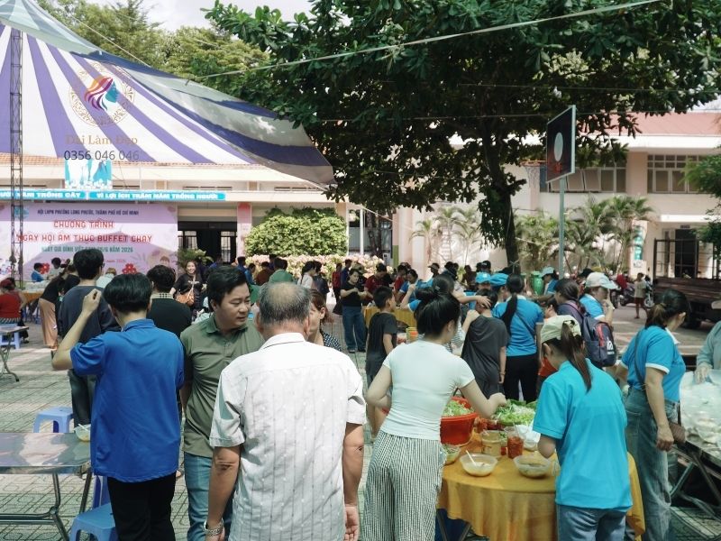 Khung cảnh nhộn nhịp tại sân trường tiểu học Trường Thạnh khi người dân nô nức tham gia thưởng thức ẩm thực chay gây quỹ từ thiện Khung cảnh nhộn nhịp tại sân trường tiểu học Trường Thạnh khi người dân nô nức tham gia thưởng thức ẩm thực chay gây quỹ từ thiện