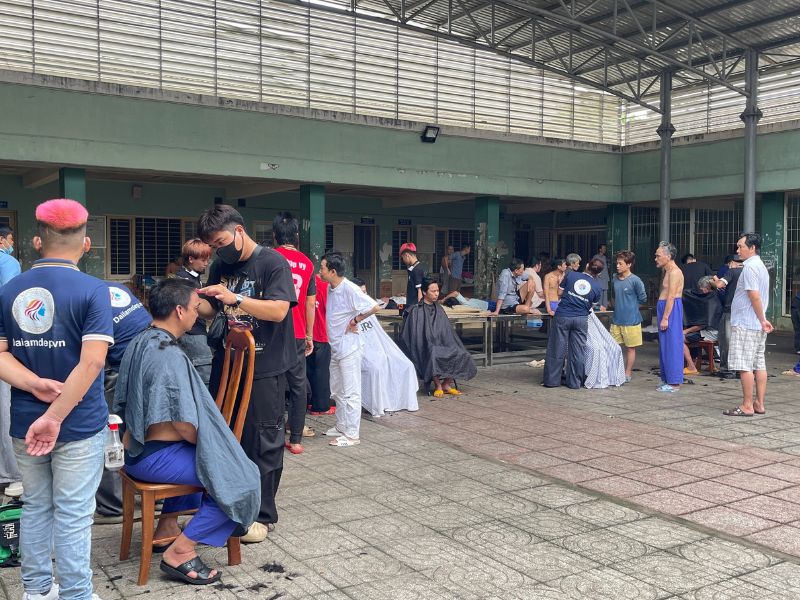 Khung cảnh sân bệnh viện tâm thần Bà Rịa Vũng Tàu nhộn nhịp lạ thường khi đội ngũ thợ tóc chuyên nghiệp đổ bộ với đồ nghề tươm tất Khung cảnh sân bệnh viện tâm thần Bà Rịa Vũng Tàu nhộn nhịp lạ thường khi đội ngũ thợ tóc chuyên nghiệp đổ bộ với đồ nghề tươm tất