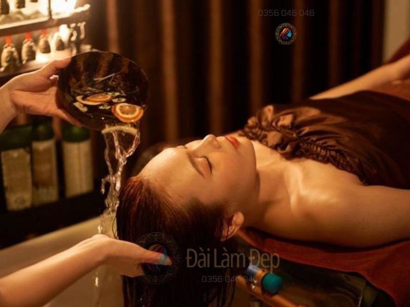 Kỹ thuật viên thực hiện thao tác massage ấn huyệt chuyên sâu tại địa chỉ gội đầu dưỡng sinh tốt Kỹ thuật viên thực hiện thao tác massage ấn huyệt chuyên sâu tại địa chỉ gội đầu dưỡng sinh tốt