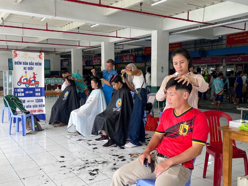 Ống kính Đài làm đẹp luôn ưu tiên ghi nhận những chi tiết nhỏ nhưng thấm đẫm tình người phía sau hậu trường Ống kính Đài làm đẹp luôn ưu tiên ghi nhận những chi tiết nhỏ nhưng thấm đẫm tình người phía sau hậu trường