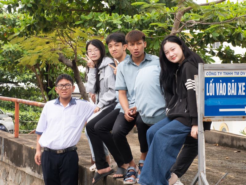 Nhóm bạn đang chờ đến lượt cắt tóc Ảnh Nhóm bạn đang chờ đến lượt cắt tóc Ảnh