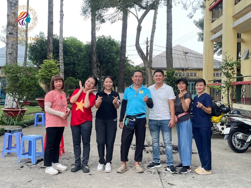 Nhóm vui vẻ chụp ảnh kỉ niệm sau khi lắng nghe hướng dẫn quy chuẩn cắt tóc từ sĩ quan chỉ huy tại sân Trường Quân sự Quân khu 7 Nhóm vui vẻ chụp ảnh kỉ niệm sau khi lắng nghe hướng dẫn quy chuẩn cắt tóc từ sĩ quan chỉ huy tại sân Trường Quân sự Quân khu 7